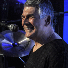 JOÃO BOSCO - Bateirista e vocal - João Bosco é um músico instrumentista e produtor musical que começou sua carreira como percussionista no final dos anos 60, tocando em bandas de bailes, bares e casas de espetáculos no Brasil. Na década de 70, adotou a bateria como instrumento principal e estudou teoria musical na Fundação das Artes em São Caetano do Sul, SP, tornando-se músico profissional. Acompanhou artistas como Dave Maclean, Elza Soares e Jair Rodrigues, e trabalhou como músico e diretor musical no projeto Carpenters Superstar Experience. Já se apresentou em diversas casas de espetáculo renomadas pelo Brasil. Atualmente, é baterista da Banda Porão 99 e trabalha em produções de artistas iniciantes.