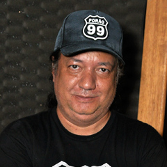 MARCIO PORTO - Teclados - Desde pequeno, apaixonou-se pelo piano clássico. Estudou com Sandra Braunner a partir de 1981 e aprendeu programação de sintetizadores com Fábio Ribeiro. Demonstrou teclados na Expo-Music para empresas como Fritz Dobbert. Como músico, acompanhou artistas como Eliana de Lima e integrou bandas como Columbia Rock e Pink Floyd SP. Participou de gravações e arranjos para diversos artistas em contrato com a gravadora R.G.E, incluindo sua banda Vogue.