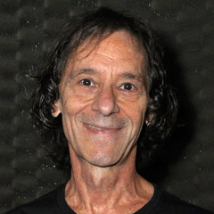 EDUARDO LEÃO - Baixo e Vocal - Membro do Rock Memory desde 1981, gravou álbum solo e dois discos de hits dos anos 60 e 70. Diretor musical de Mauricio de Sousa por 20 anos, criou os primeiros longas da Turma da Mônica e espetáculos teatrais. Compositor, produziu o musical infantil 